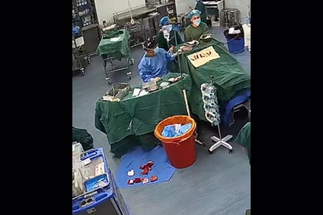 儘管遇到芮氏規模7.1強震，醫護團隊仍將病人安危視為首要之務，並冷靜完成手術。（翻攝自微博影片）