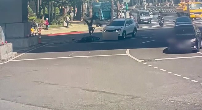 普重機駕駛李女及林姓女乘客因撞擊力道猛烈，雙雙噴飛而倒地。（翻攝畫面）