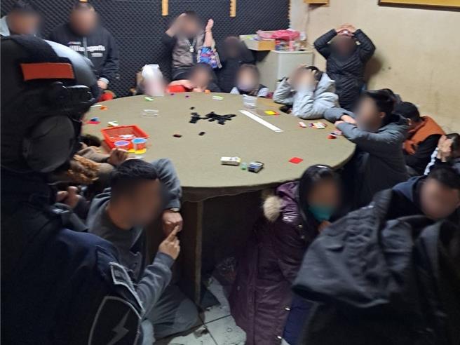 桃園市破獲天九牌大賭場，帶回負責人、荷官及賭客共32人。(警方提供／呂筱蟬桃園傳真)