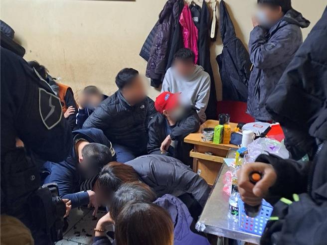 桃園市破獲天九牌大賭場，帶回負責人、荷官及賭客共32人。(警方提供／呂筱蟬桃園傳真)