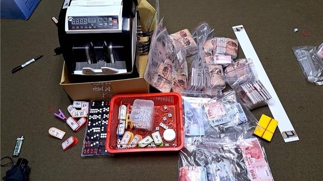 桃園市破獲天九牌大賭場，帶回負責人、荷官及賭客共32人。(警方提供／呂筱蟬桃園傳真)