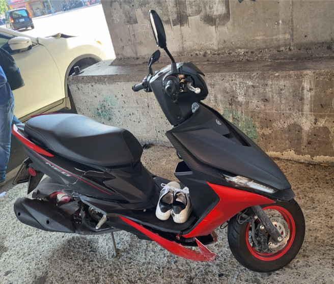 18歲李姓女騎士的普重機車右側遭撞。（圖／警方提供）