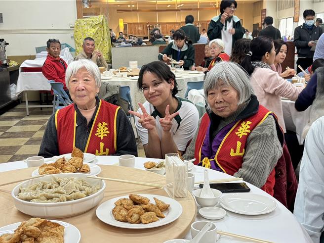 台中市侨泰高中23日与华山基金会、大里扶轮社合作，邀请大里区与南区7位独居长辈到侨泰校内咖啡厅用餐，巴西交换生Thaiga（中）亲手制作家乡的鸡肉球与长辈一同享用，长辈直呼「好开心！」。（潘虹恩摄）