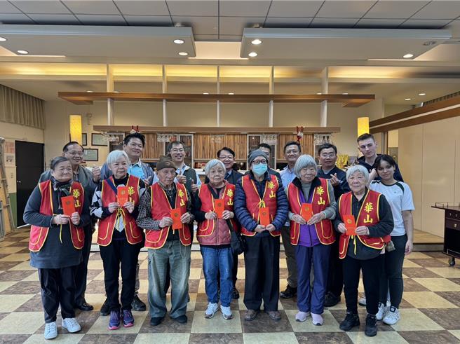 台中市侨泰高中23日与华山基金会、大里扶轮社合作，邀请大里区与南区7位独居长辈到侨泰校内咖啡厅用餐，并一起动手包水饺，侨泰家长会也于餐会中送上红包祝福长辈新年快乐。（潘虹恩摄）