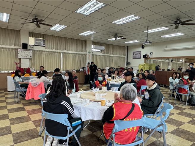 台中市侨泰高中23日与华山基金会、大里扶轮社合作，邀请大里区与南区7位独居长辈到侨泰校内咖啡厅一起包水饺并用餐，提前感受年节团圆气氛。（潘虹恩摄）