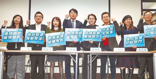 民眾黨8位不分區立委當選人林憶君（左起）、林國成、陳昭姿、黃國昌、黃珊珊、吳春城、麥玉珍、張啟楷。（本報資料照／劉宗龍攝）