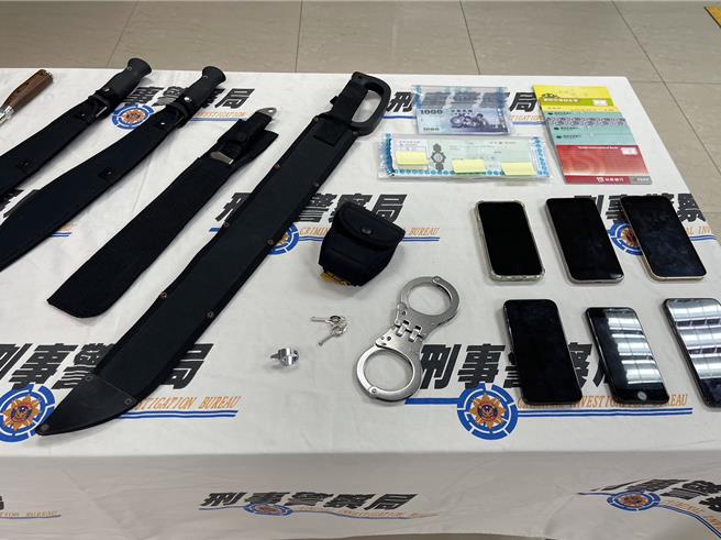 警方查扣到开山刀、信号弹、铝棒、现金2万3000元、手机、存簿及提款卡等赃证物。(林郁平摄)