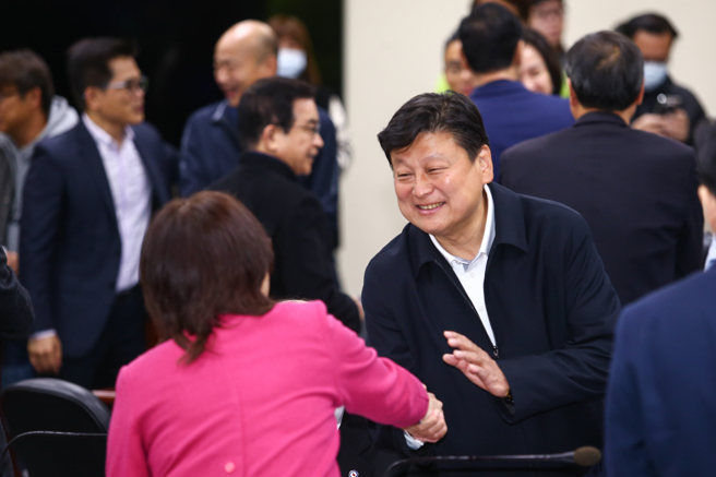 傅崐萁轉而選總召？王鴻薇：目前僅賴士葆來拉票。國民黨主席朱立倫22日召集國民黨第11屆新科立法委員舉行座談會，會前傅崐萁（右）與同黨委員互動熱絡。（本報資料照／鄧博仁攝）