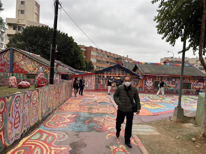 黃永阜一手打造彩虹眷村成台中知名景點，今天天氣急凍，仍有民眾到彩虹眷村觀光。（民眾提供／張亦惠台中傳真）