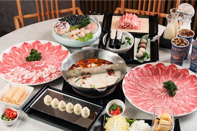 无老锅信义店限时内用达到低消就送「鲜Q嫩豚猪」，留下好评再招待独创手摇饮。（鼎王餐饮集团提供／朱世凯台北传真）