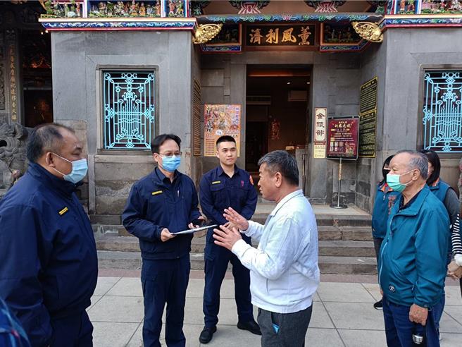 桃園分局實地至轄內火車站、百貨、景福宮等地點，和地方會勘協調。(警方提供／蔡依珍桃園傳真)