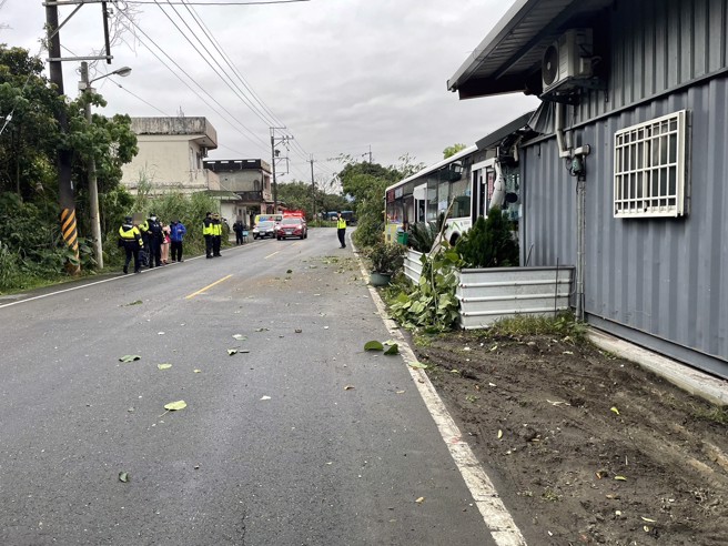 宜蘭一輛國光巴士，疑似司機恍神導致車輛撞及民宅，釀5人受傷。（翻攝畫面）