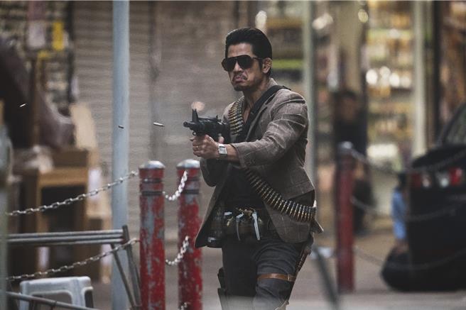 郭富城在《临时劫案》化身悍匪，并戴上假暴牙演出。（华映提供）