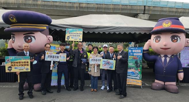 內湖分局長率員警宣導交通安全及反詐騙。（翻攝照片／林郁平台北傳真）