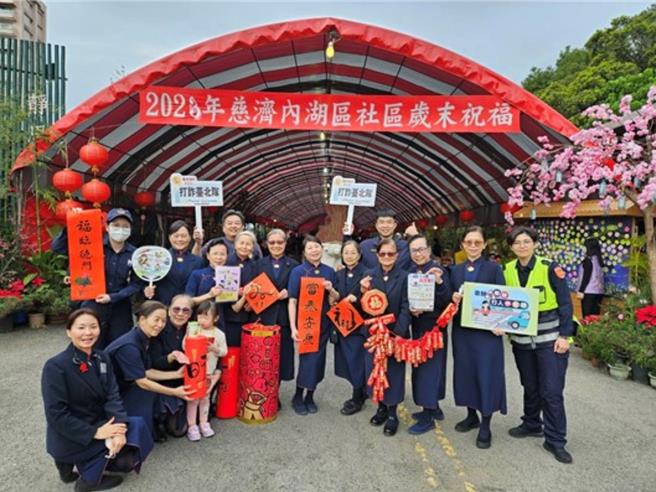 內湖分局長率員警宣導交通安全及反詐騙。（翻攝照片／林郁平台北傳真）