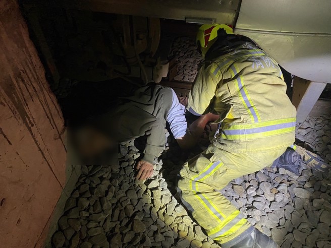 老翁意外落軌，所幸指遭列車擦撞，消防隊在現場救援。（翻攝畫面）