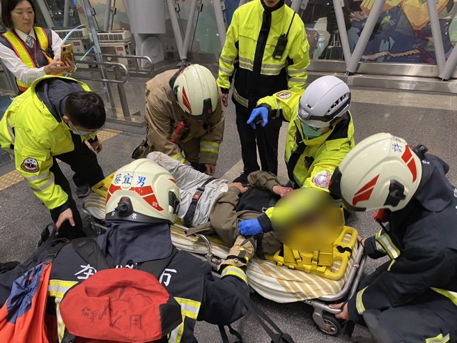 老翁意外落軌，所幸指遭列車擦撞，消防隊在現場將人救出後送醫。（翻攝畫面）