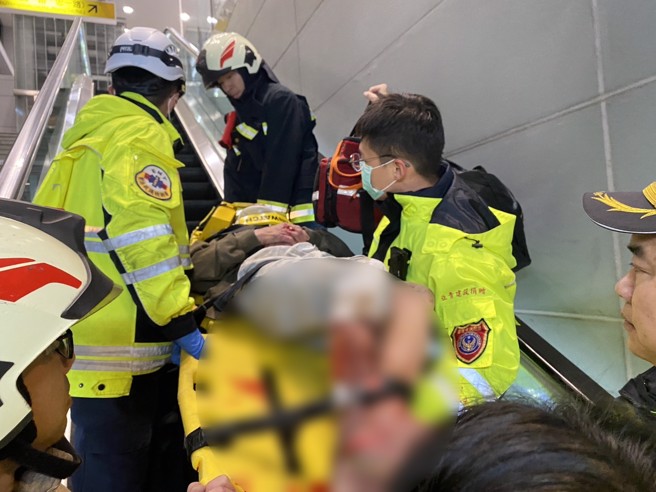 老翁意外落軌，所幸指遭列車擦撞，消防隊在現場將人救出後送醫。（翻攝畫面）