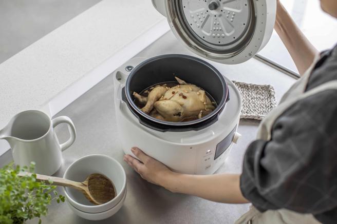 siroca的SP-5D1520智能电子万用压力锅，台产内锅採用不同日本的特殊涂层，因应台湾消费者烹调习惯。市价6990元。（siroca提供／古明弘台北传真）