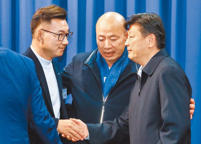 国民党主席朱立伦22日召集国民党第11届新科立法委员举行座谈会，呼吁大家面对新国会要「团结一致、团进团出」。会后邀请傅昆萁(右)、韩国瑜(中)、江启臣(左)3人展现团结一面。（中时资料照／邓博仁摄）