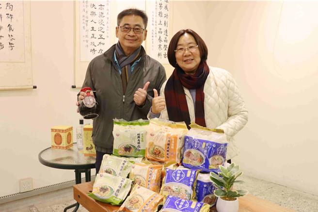 23日民雄乡林于玲率团参观嘉义酒厂的速食麵生产线，大力行销在地产品。（吕妍庭摄）