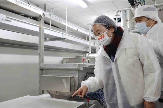 台酒嘉义酒厂速食麵工场2019年规画设置，斥资斥3亿元打造先进设备，去2022年7月正式投产，日产量满载可达7万2000包泡麵，23日嘉义县民雄乡长林于玲（右二）率团参观生产线，寻求双方合作机会。（吕妍庭摄）