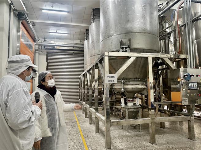 台酒嘉义酒厂速食麵工场2019年规画设置，斥资斥3亿元打造先进设备，去2022年7月正式投产，日产量满载可达7万2000包泡麵，23日嘉义县民雄乡长林于玲（左二）率团参观生产线，寻求双方合作机会。（民雄乡公所提供∕吕妍庭嘉义传真）