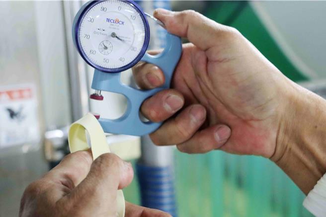 台酒嘉义酒厂速食麵工场2019年规画设置，斥资斥3亿元打造先进设备，员工会随时测量面皮的厚度。（吕妍庭摄）