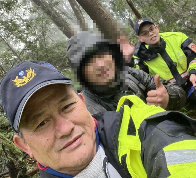 宜警四季所所长曾文雄（左）获报后，深怕民眾（中）失温于山中，若等候消防人员到达再前往救援恐有不及，当下与警员高秭尧（后）立即上山搜救。（警方提供／吴佩蓉宜兰传真）