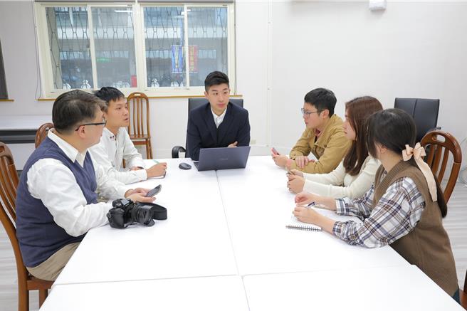 基隆市政府于去年2月3日成立广播节目「基隆Podcast」将满1周年，邀请不同来宾探讨与基隆有关的人文歷史、生活旅游、市政宣导、节日活动等主题。图为市府发言人余治明（中）、新闻科长刘禹辰（右三）及新闻科干部讨论节目会议。（基隆市政府提供／徐佑升基隆传真）
