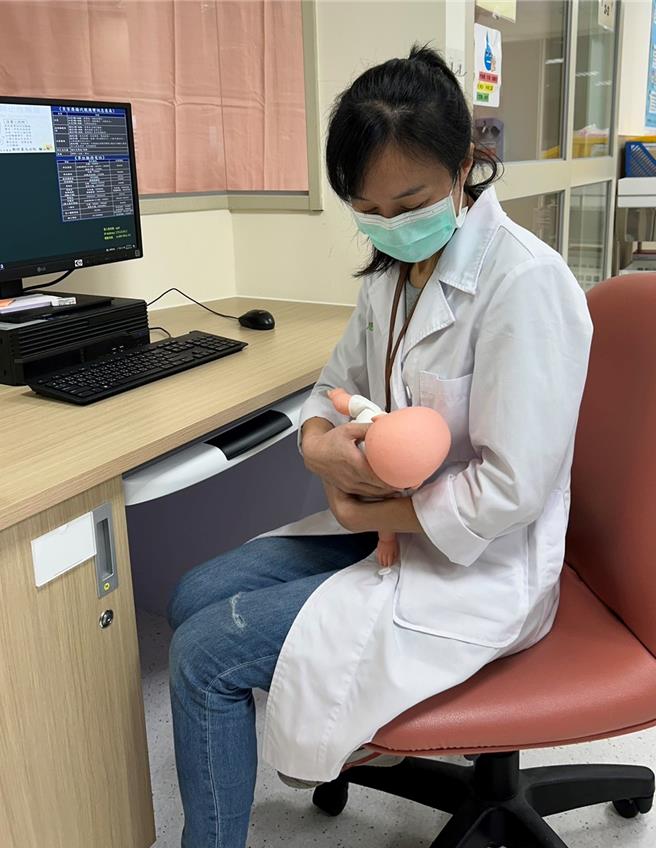 刘思妤医师鼓励妈妈们能多亲喂宝宝，正确移除奶水，有助缓解乳房肿胀。（新竹台大分院提供／邱立雅竹县传真）