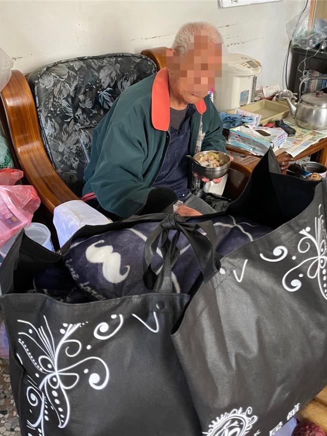 寒流发威！台中市多处社福机构志工23日纷纷透过电话或是送餐服务关怀区内独居长辈防寒状况，并为需要的长辈送上暖被。（民眾提供／潘虹恩台中传真）