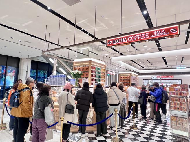 新光三越積極提升商品力，台北信義新天地A8新開幕的Bacha咖啡每日排隊人潮多。（吳奕萱攝）