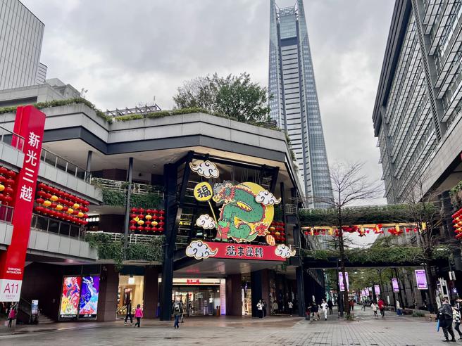 新光三越去年全台15店來客數達1.2億人次，較前年增加了12.5％成長。（吳奕萱攝）