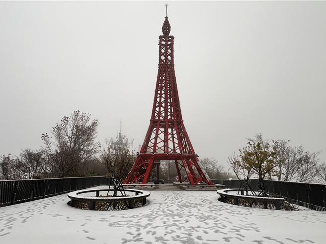桃園市復興區在超強寒流侵襲之下今天下雪，復興區公所晚間宣布，明日（1／24）後山3里維持正常上班上課。（復興區公所提供／呂筱蟬桃園傳真）