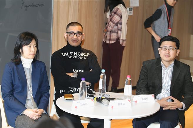 副院长胡婷俐（左起）、董事长蔡嘉骏、院长卢俊伟今出席说明会与业界直球对决。（杜宜谙摄）