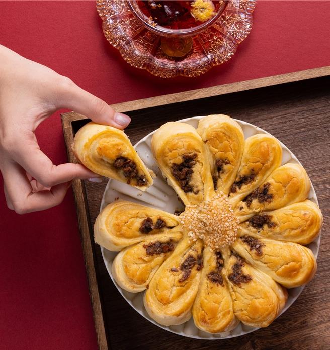 「太保制饼」首推独家研发，手工制作的限量「花汉饼」，採立体花瓣设计，一块饼的直径达15公分，体型与造型都非常吸精。(太保制饼提供)