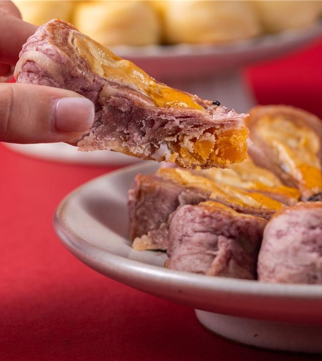 拥有12片花瓣造型的「花汉饼」，多层次堆迭口感的酥皮皆为手工制成，制程费工费时，每周限量100个，1月30日开放预购。(太保制饼提供)