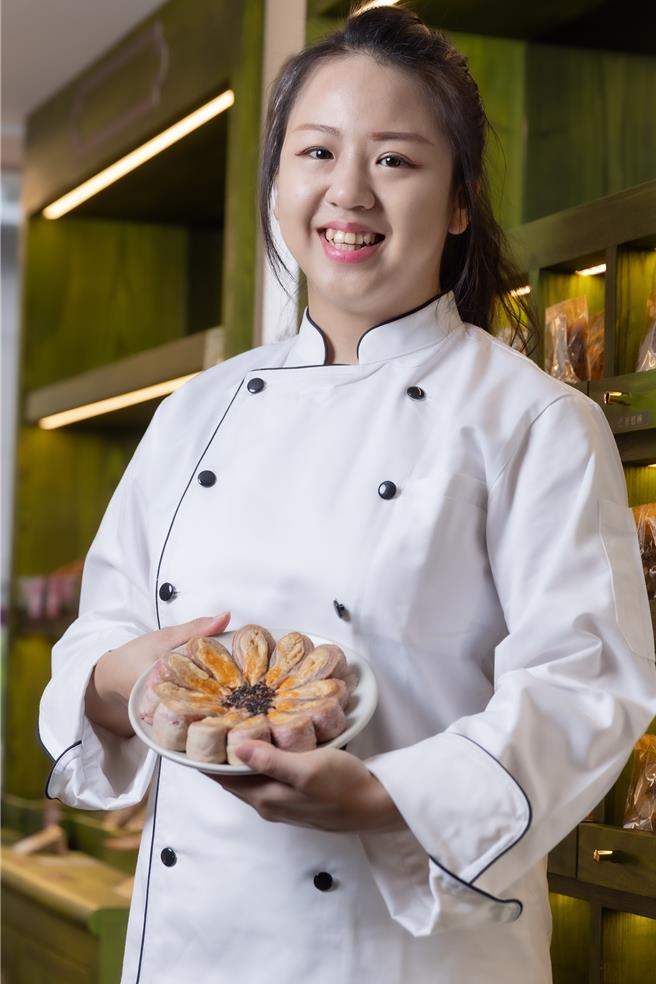 创办人之一的郭碧琪研发近1年的「花汉饼」，兼具喜气与美味，适合年节赠礼、婚宴喜饼或祭拜时当作供品。(太保制饼提供)