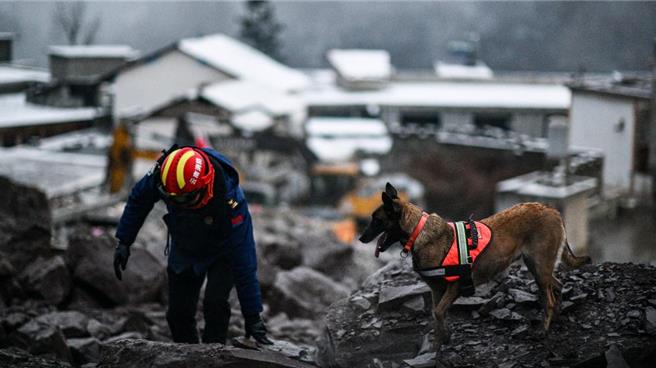 雲南鎮雄山體滑坡災害，截至1月23日17時40分，共搜救出31名失聯人員，均無生命體徵。（新華社）