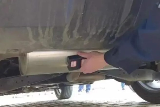 女子為躲避臨檢，在警車上裝GPS。（圖／翻攝自瀟湘晨報）