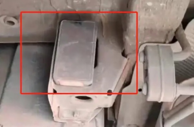 女子為躲避臨檢，在警車上裝GPS。（圖／翻攝自瀟湘晨報）