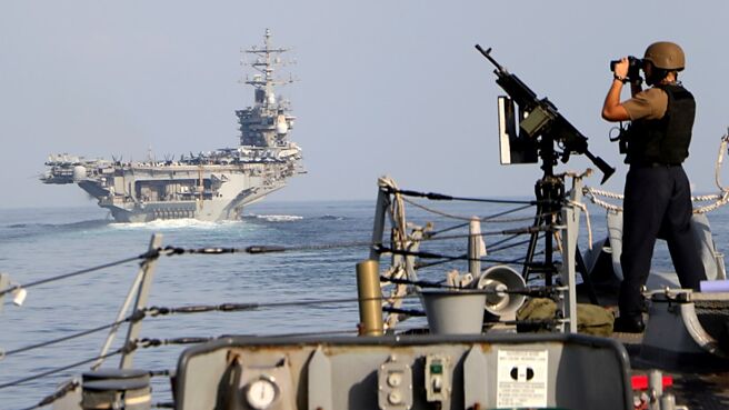 今年是美國總統大選年，聯準會緩升息或美國經濟「軟著陸」的選舉策略下，對目前拜登總統的選局當有所助益，但在胡塞組織挑釁下，若油價及海運價格不斷攀升，雖美軍師出有名，對美國經濟將會是雪上加霜。圖／美聯社