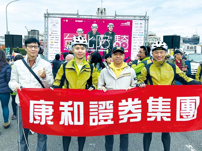 康和证券董事长郑大宇（右二）专程于出发日到现场给康和勇士们加油打气。图／康和证券提供