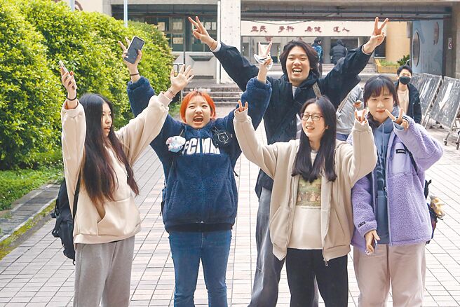 今年學測數學B考了碳排放的時事題，電玩遊戲、布置耶誕樹也入題。圖為考生開心地高喊：「我考完了！」（鄧博仁攝）