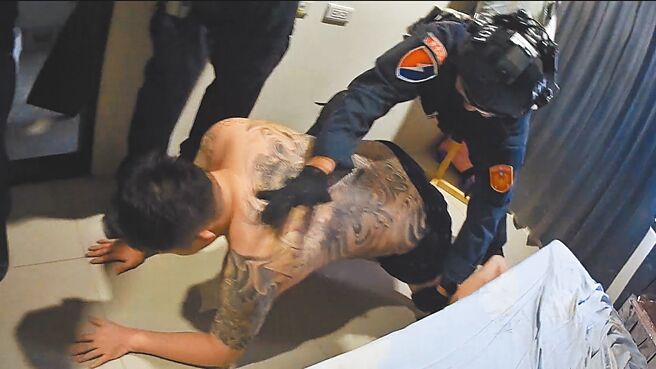 詐騙集團的轉帳水房將街友拘禁在別墅，作為詐騙人頭帳戶，刑事局逮捕27歲風飛砂幫的林姓主嫌。（警方提供／王煌忠台中傳真）