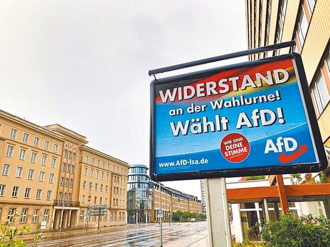 德国今年9月有3个邦将举行大选，「另类选择党」（AfD）霍克有望成为图林根邦总理，引发广泛关注和担忧。图为另类选择党选举广告。（中新社）