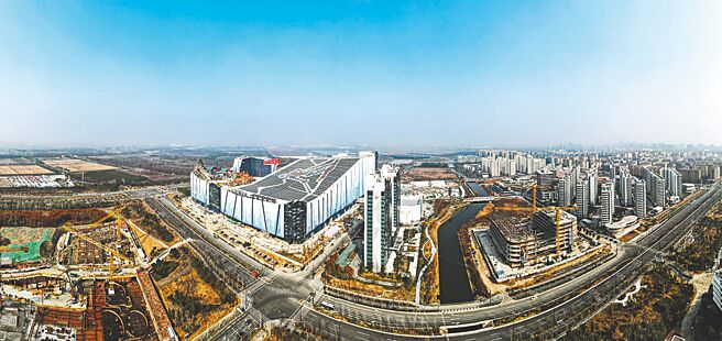 大陸22日發布《浦東新區綜合改革試點實施方案（2023－2027年）》，聚焦建設高水準開放型經濟新體制。圖為上海浦東新區臨港新城建設中的耀雪冰雪世界。（新華社）