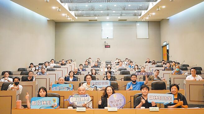 「新北市引領數位轉型應用計畫」藉由專業顧問團隊輔導，協助企業與SI系統供應業者媒合，找出最佳數位解決方案，持續推動新北市數位轉型的進程。（新北市經發局提供／呂健豪新北傳真）