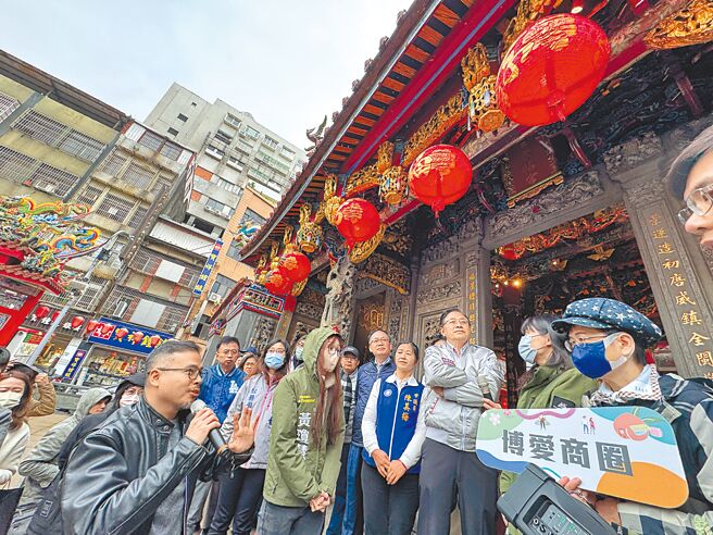 桃园市长张善政（右三）22日现勘宣布启动旧城再生，要拓宽景福宫周遭人行道、迁移电箱等障碍物，更全额补助两旁店家新立面，盼打造桃园大庙为桃园歷史亮点。（蔡依珍摄）